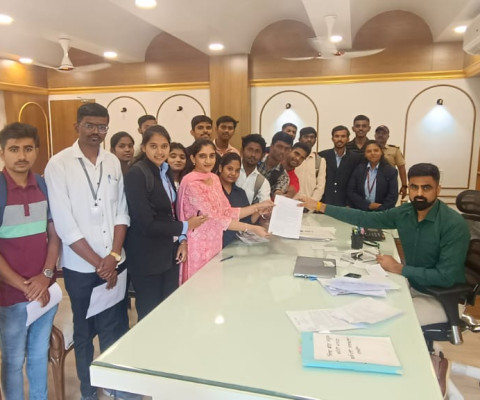 आज धूम्रपान निषेध दिवसाबद्दल युवकांचे शिष्ठमंडळ जिल्हाधिकारी सातारा यांना दुपारी 2:30 वाजता भेट  देऊन तंबाखू नियंत्रण कायद्याची कडक अंमलबजावणी व्हावी तसेच युवकांना व लहान मुलांना तंबाखूजन्य पदार्थां पासून दूर ठेवण्यासाठी मदत करावी अशी विनंती केली. 